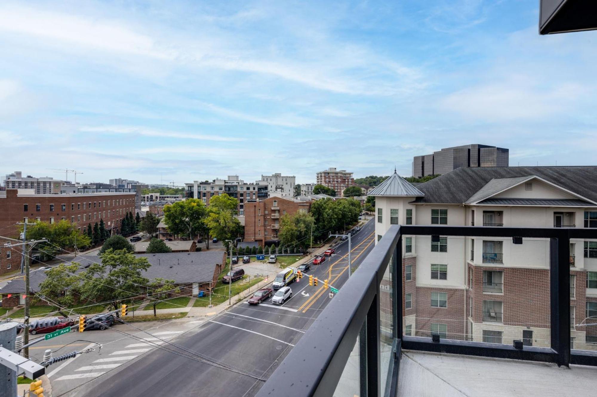 Appartamento Elegant Corner Penthouse With Private Balcony, Skyline Views, Pool, And Gym Nashville Esterno foto