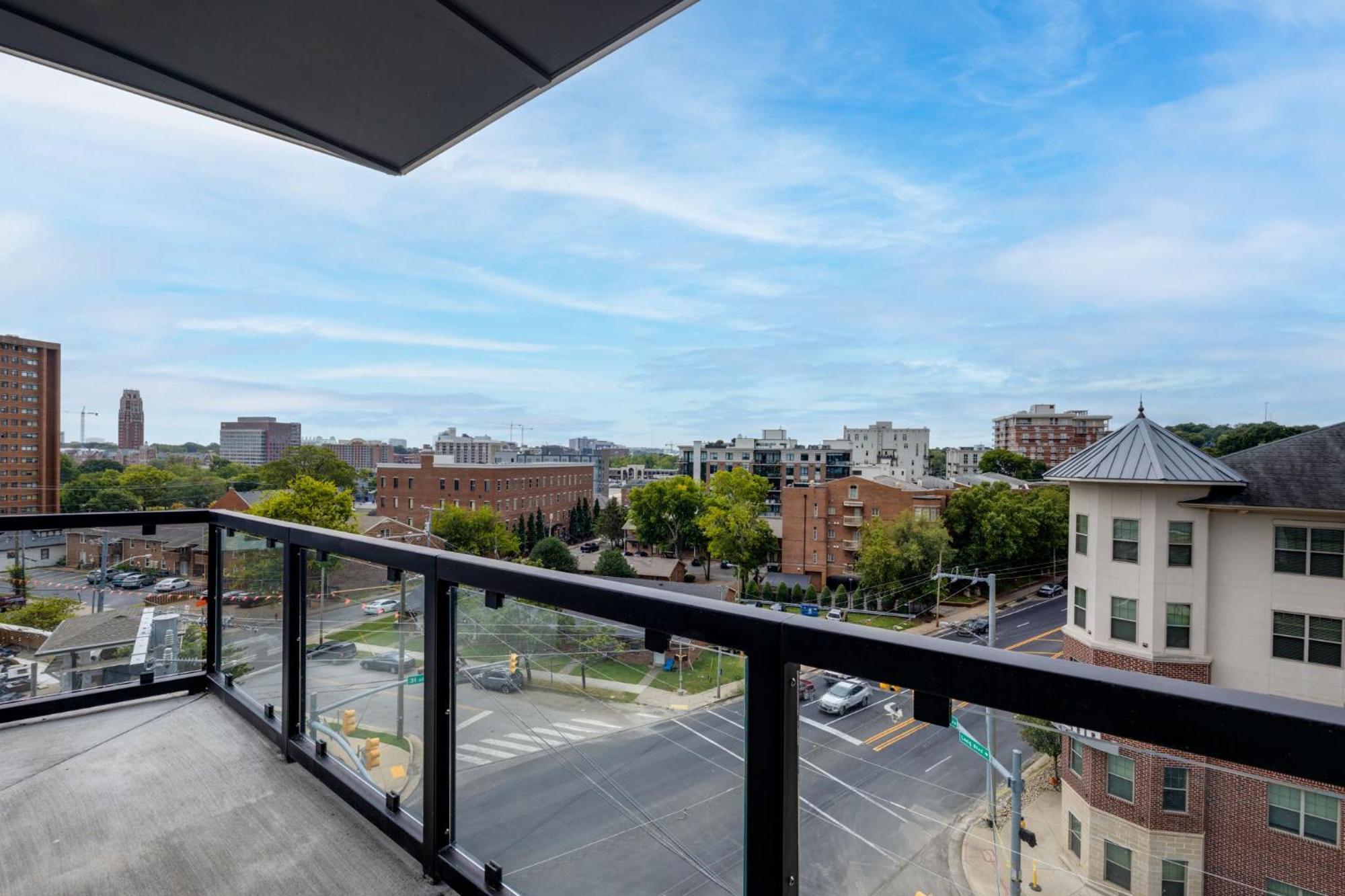 Appartamento Elegant Corner Penthouse With Private Balcony, Skyline Views, Pool, And Gym Nashville Esterno foto